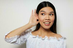 allegro asiatico donna Esprimere a gesti con mani Sorridi modello foto