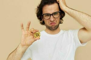 uomo con bicchieri oro bitcoin nel mani stile di vita inalterato foto