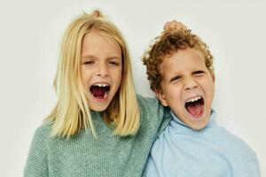 carino elegante bambini abbraccio divertimento in posa amicizia infanzia inalterato foto