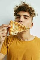 bello giovane uomo Pizza merenda veloce cibo stile di vita inalterato foto