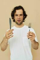 uomo emozioni coltello e forchetta utensili da cucina isolato sfondo foto