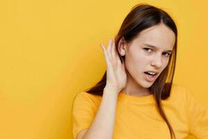 foto bella ragazza moda nel giallo maglietta denim pantaloncini giallo sfondo