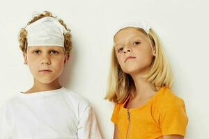 piccolo bambini nel medico maschera protezione in posa smorfia stile di vita inalterato foto