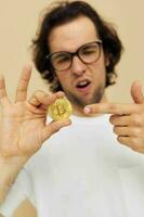 uomo nel un' bianca maglietta con bitcoin criptovaluta stile di vita inalterato foto