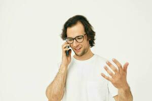 attraente uomo parlando su il Telefono tecnologie stile di vita inalterato foto