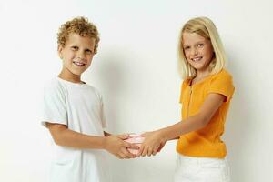 immagine di positivo ragazzo e ragazza divertimento compleanno regalo sorpresa isolato sfondo inalterato foto