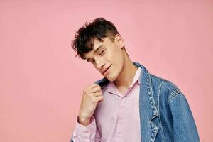 bella uomo se stesso fiducia moda capi di abbigliamento studio rosa sfondo inalterato foto