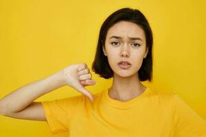 giovane bellissimo donna nel un' giallo maglietta gioventù stile casuale stile di vita inalterato foto