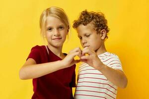 carino elegante bambini casuale indossare Giochi divertimento insieme isolato sfondo foto