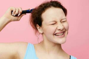 ritratto di un' donna pettine capelli disgusto capelli perdita stile di vita inalterato foto