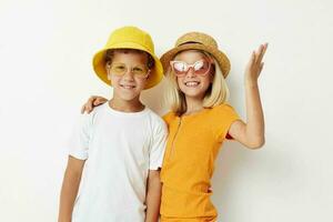 divertente ragazzo e ragazza indossare cappelli in posa moda leggero sfondo foto