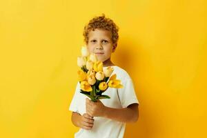 foto ritratto Riccio poco ragazzo con un' mazzo di giallo fiori colore sfondo inalterato