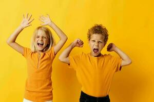 carino elegante bambini casuale indossare Giochi divertimento insieme in posa su colorato sfondo foto