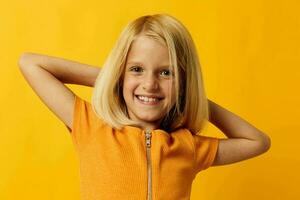 giovane bionda ragazza bionda dritto capelli in posa Sorridi divertimento infanzia stile di vita inalterato foto