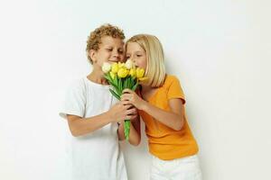 piccolo bambini con un' mazzo di fiori regalo compleanno vacanza infanzia stile di vita inalterato foto