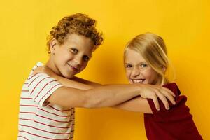 ritratto di carino bambini casuale indossare Giochi divertimento insieme isolato sfondo foto