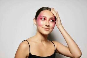 giovane bellissimo donna luminosa trucco in posa nero maglia isolato sfondo inalterato foto