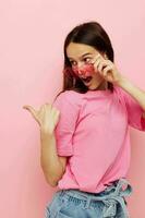 positivo donna rosa bicchieri e maglietta mano gesto isolato sfondo foto