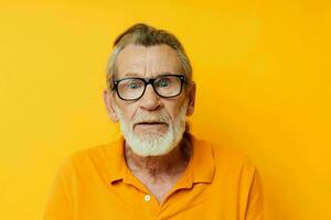 ritratto di contento anziano uomo in posa giallo maglietta bicchieri ritagliata Visualizza foto