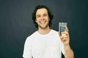 uomo bicchiere di acqua nel il suo mani emozioni in posa isolato sfondo foto