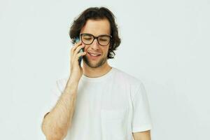 uomo parlando su il Telefono tecnologie stile di vita inalterato foto