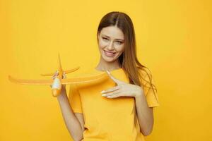 foto bella ragazza con un' modello di un' giallo aereo stile di vita inalterato