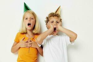 carino elegante bambini nel multicolore caps compleanno vacanza emozione isolato sfondo inalterato foto