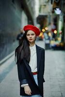 moda donna ritratto a piedi turista nel elegante Abiti con rosso labbra a piedi giù stretto città strada, viaggiare, cinematico colore, retrò Vintage ▾ stile, drammatico. foto