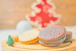 biscotti e torte su vassoio di legno wooden foto