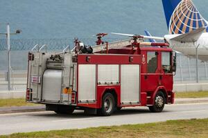 fuoco combattente con acqua spray. fuoco camion e fuoco motore con fuoco uomini. emergenza e conflagrazione. fuoco disastro e crisi. foto