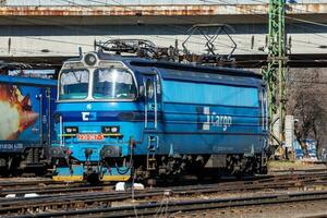 internazionale treno trasporto. locomotiva treno a stazione. globale ferrovia trasporto e spedizione. foto