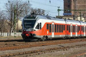 mav ungherese linee ferroviarie passeggeri treno con stadler flirtare 5341 010-6 multiplo unità convoglio arrivo a lepseny ferrovia treno stazione. foto