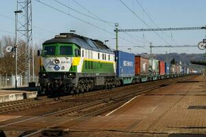 locomotiva treno a ferrovia stazione. internazionale trasporto. globale trasporto. carico trasporto. linee ferroviarie industria. foto