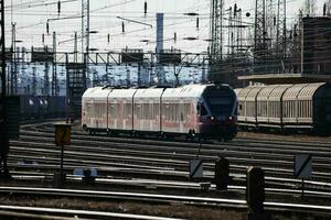 locomotiva treno a ferrovia stazione. internazionale trasporto. globale viaggio. pubblico trasporto. linee ferroviarie industria. foto