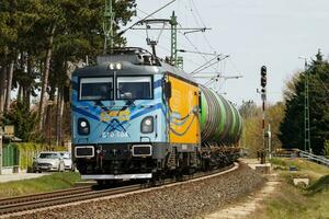 internazionale treno trasporto. carico nolo treno carro a treno stazione. globale trasporto e spedizione. foto