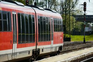 internazionale e regionale ferrovia trasporto. passeggeri nolo treno impostato a stazione. pubblico trasporto. foto