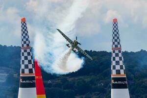 rosso Toro aria gara 2019 sfidante classe zivko bordo 540 aereo al di sopra di lago balaton a zamardi città foto