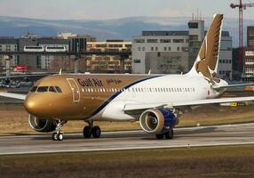 golfo aria airbus a320 a9c-aq passeggeri aereo rullaggio a francoforte aeroporto foto