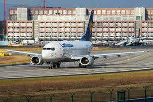 lufthansa boeing 737-500 d-abip passeggeri aereo rullaggio a francoforte aeroporto foto