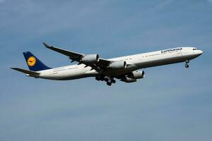 lufthansa airbus a340-600 d-aihi passeggeri aereo atterraggio a francoforte aeroporto foto