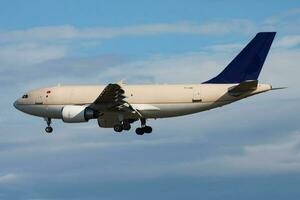 ul carico aereo a aeroporto. aria nolo e spedizione. aviazione e aereo. trasporto industria. globale internazionale trasporto. volare e volare. foto