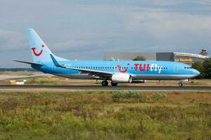 tui tufly passeggeri aereo a aeroporto. programma volo viaggio. aviazione e aereo. aria trasporto. globale internazionale trasporto. volare e volare. foto