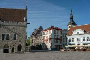 bellissimo edifici a cittadina sala piazza nel Tallinn foto