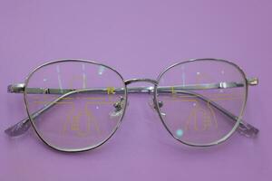 avvicinamento di occhiali, monocolo progressivo lenti a contatto foto