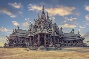 santuario della verità a pattaya thailand foto