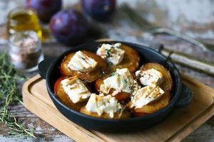 prugne al forno con formaggio bianco foto