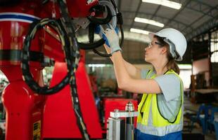 un ingegneri installazione e analisi un' grande robotica braccio. prima invio esso per i clienti per uso nel il industria foto