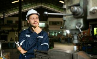 ritratto di meccanico ingegneri siamo controllo il Lavorando condizione di un vecchio macchina quello ha stato Usato per alcuni volta. nel un' fabbrica dove naturale leggero brilla su il posto di lavoro foto