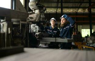 tutti e due di meccanico ingegneri siamo controllo il Lavorando condizione di un vecchio macchina quello ha stato Usato per alcuni volta. nel un' fabbrica dove naturale leggero brilla su il posto di lavoro foto