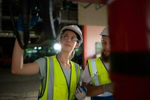 tutti e due di ingegneri installazione e analisi un' grande robotica braccio. prima invio esso per i clienti per uso nel il industria foto